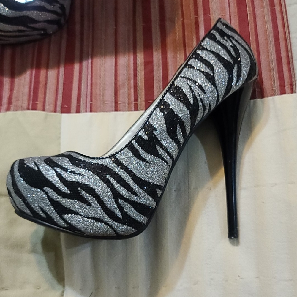 Heels - Picture 2 of 3